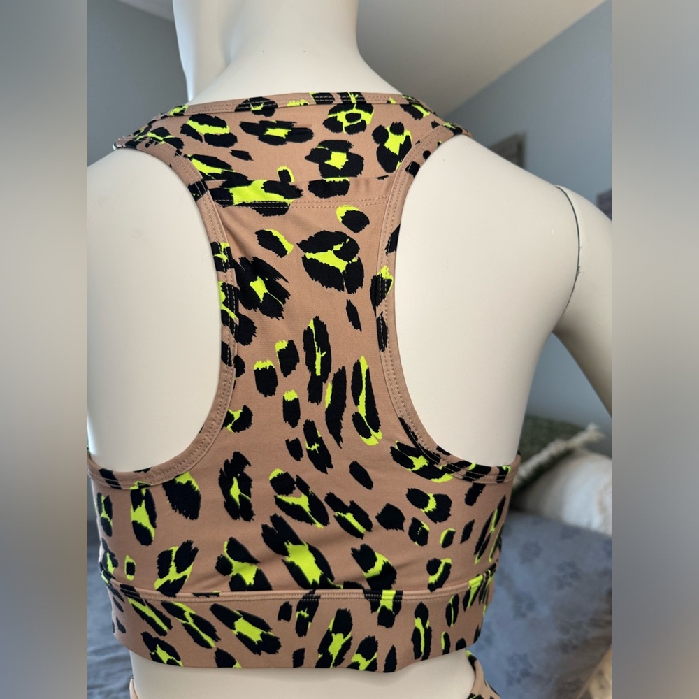 Fabletics leopard outfit. Bottoms xs and top is medium. Sold as set. - Picture 4 of 11